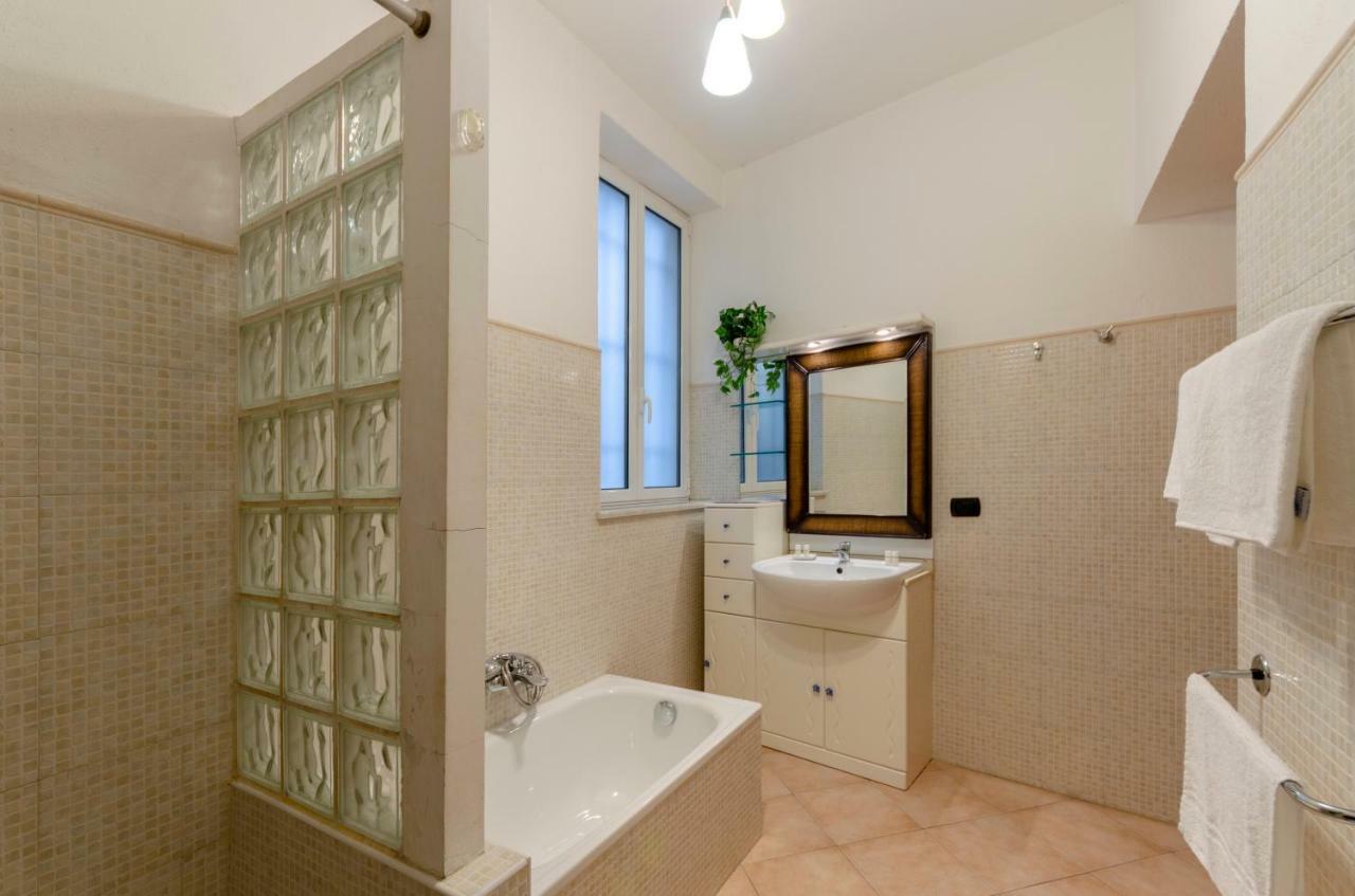Joivy Warm Family Apt Near Porto Antico Lägenhet Genua Exteriör bild